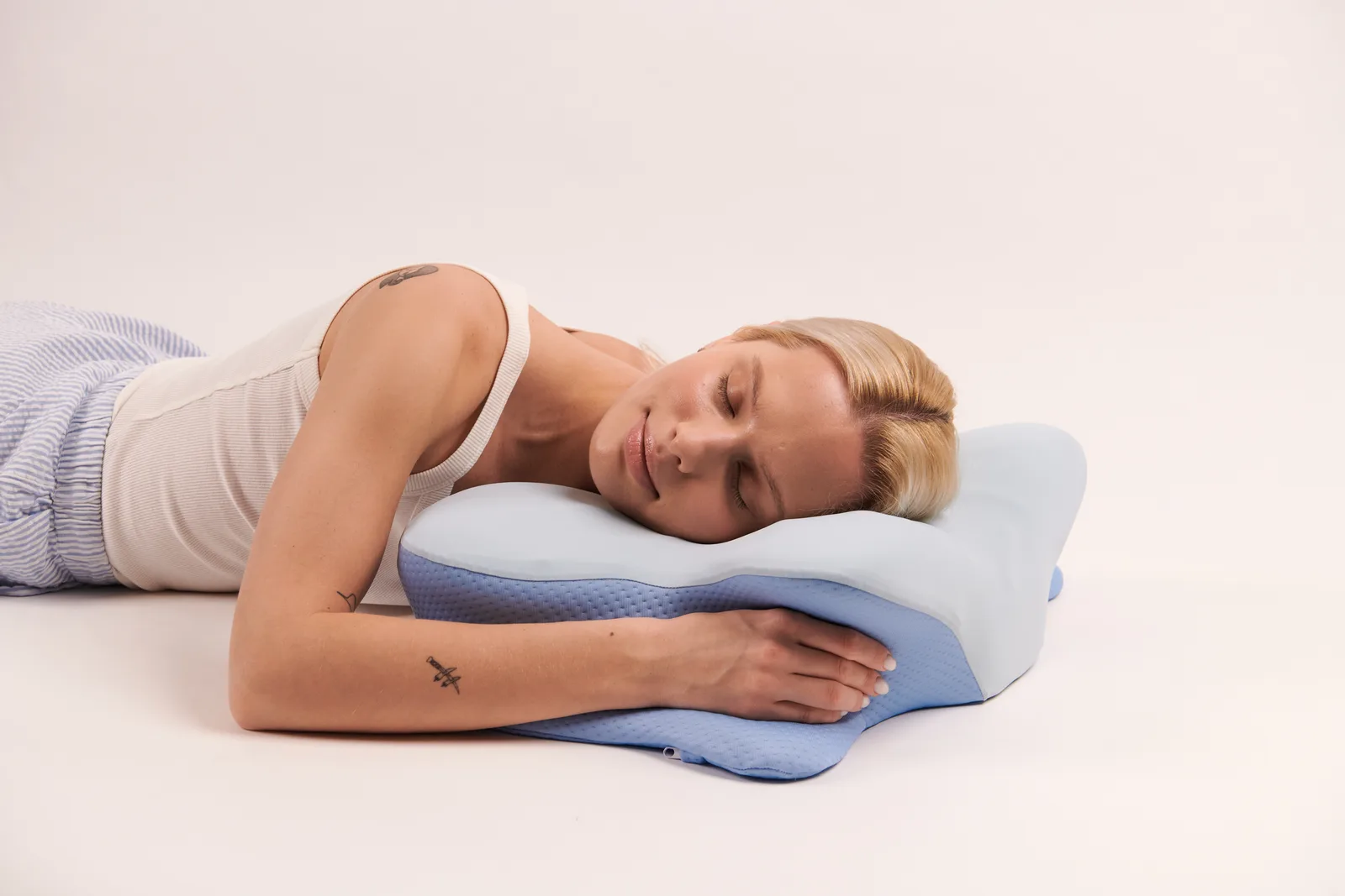 Side sleeping example on the contoured pillow