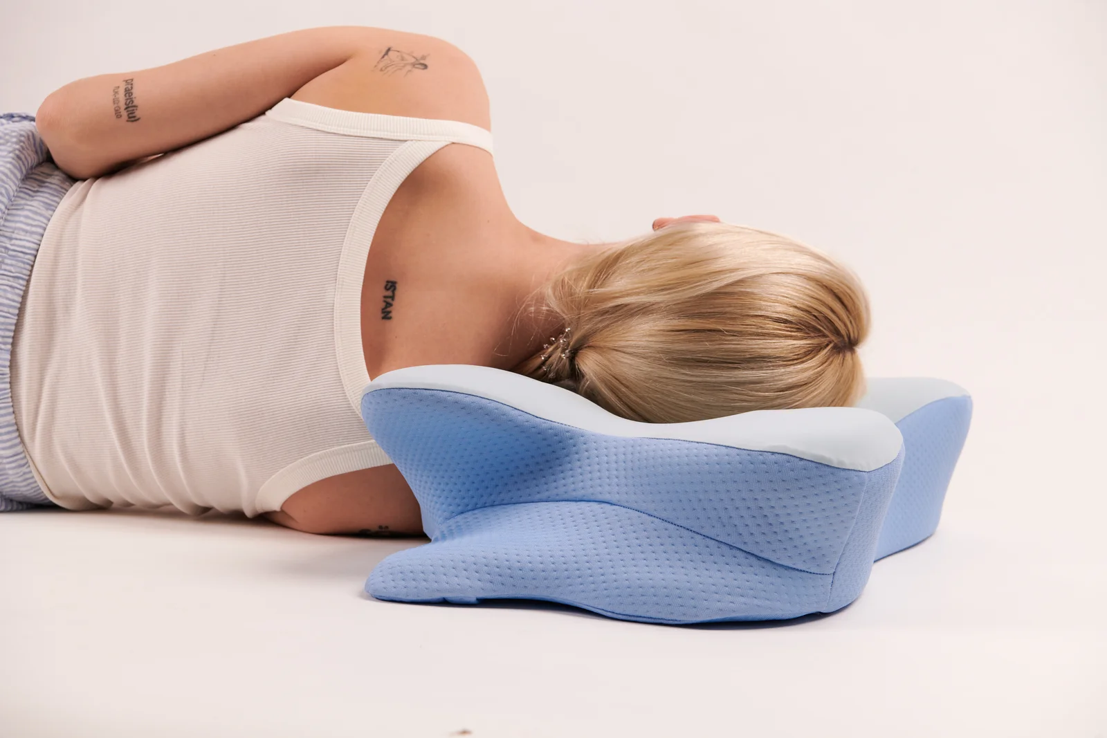 Combination sleeping example on the contoured pillow
